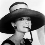 Audrey Hepburn, elegant behütet