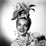 Carmen Miranda mit einer ihrer berühmten Kopfbedeckungen